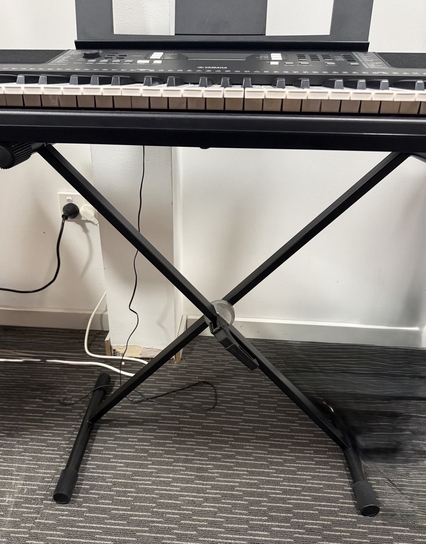 YAMAHA PSR-E363 KEYBOARD 61 NOTE WITH STAND - Secondhand