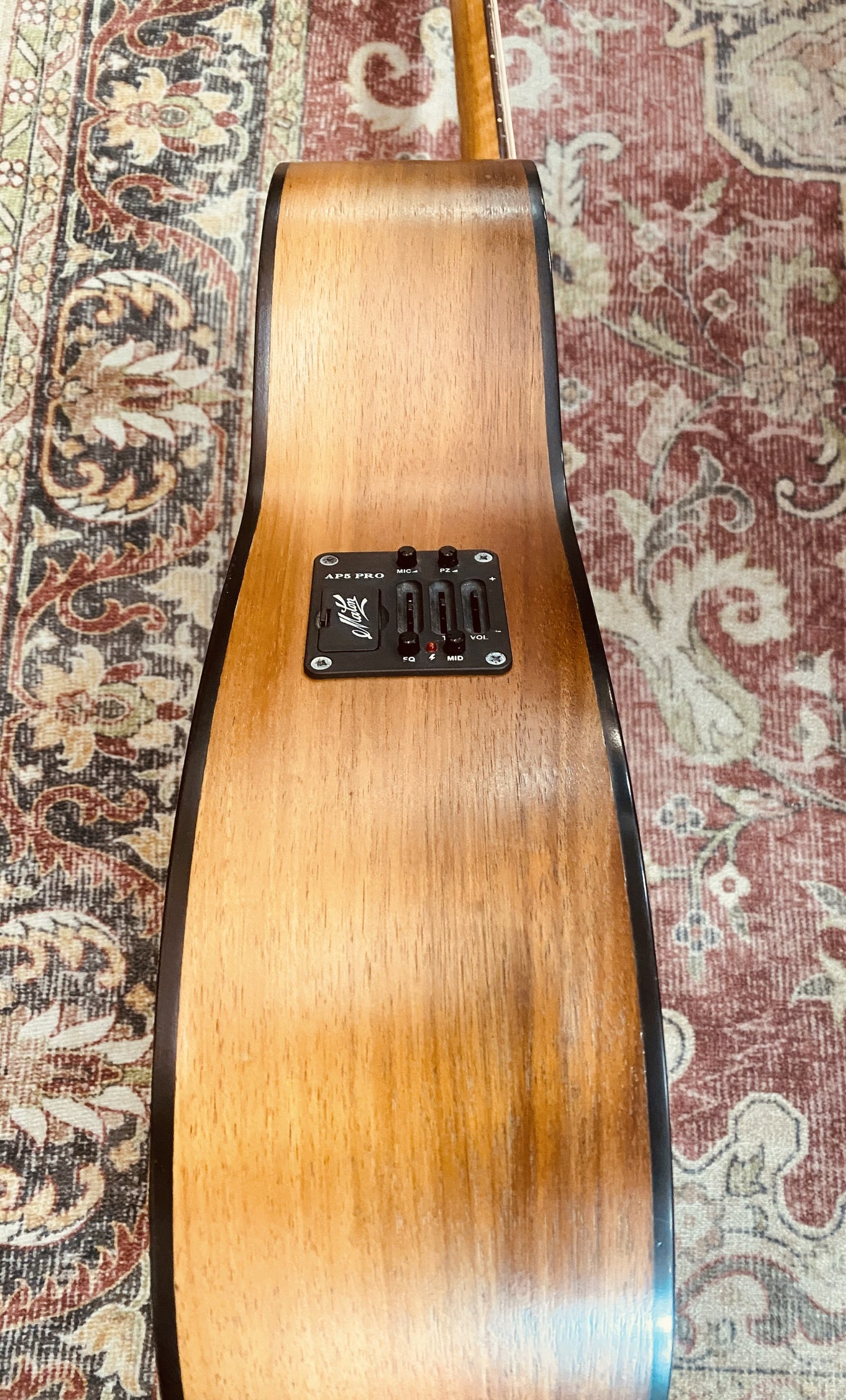 MATON SRS808 ACOUSTIC/ELECTRIC WITH CASE (PRE-LOVED)