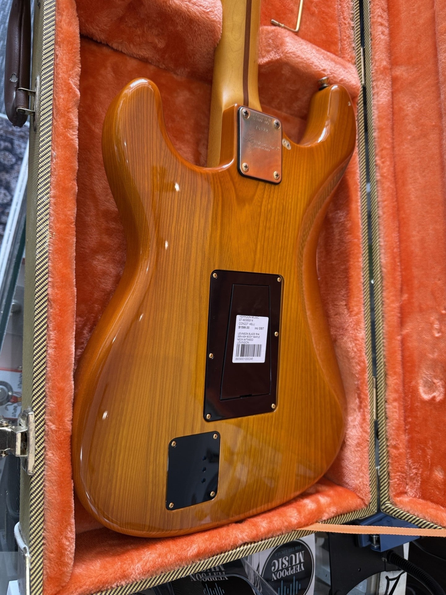 LEVINSON BLADE RH4 SEN ASH BODY MAPLE NECK W/TWEED CASE (Pre-Loved)