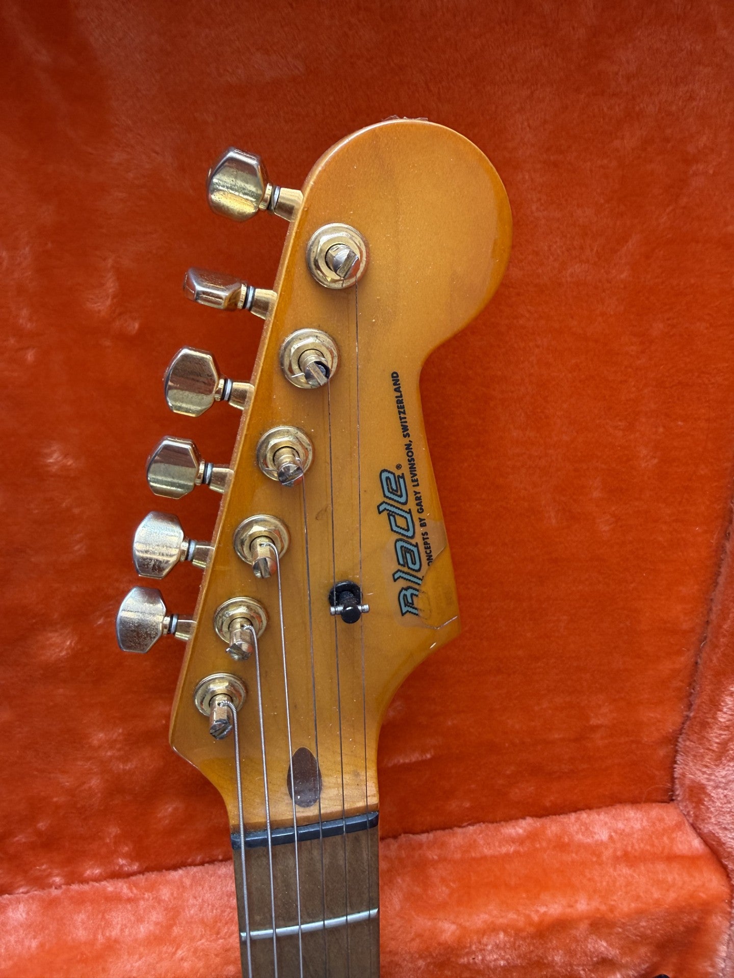LEVINSON BLADE RH4 SEN ASH BODY MAPLE NECK W/TWEED CASE (Pre-Loved)