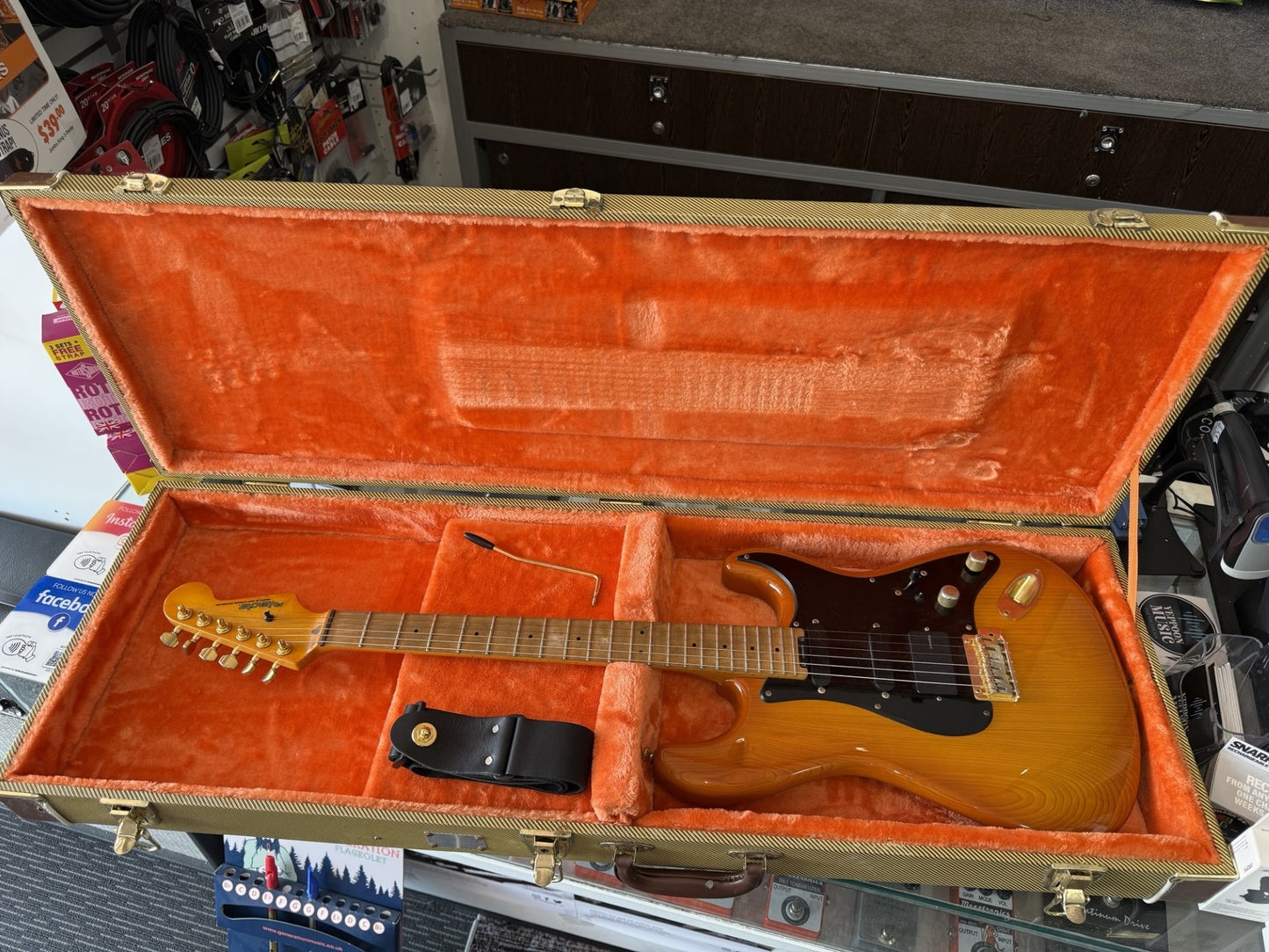 LEVINSON BLADE RH4 SEN ASH BODY MAPLE NECK W/TWEED CASE (Pre-Loved)