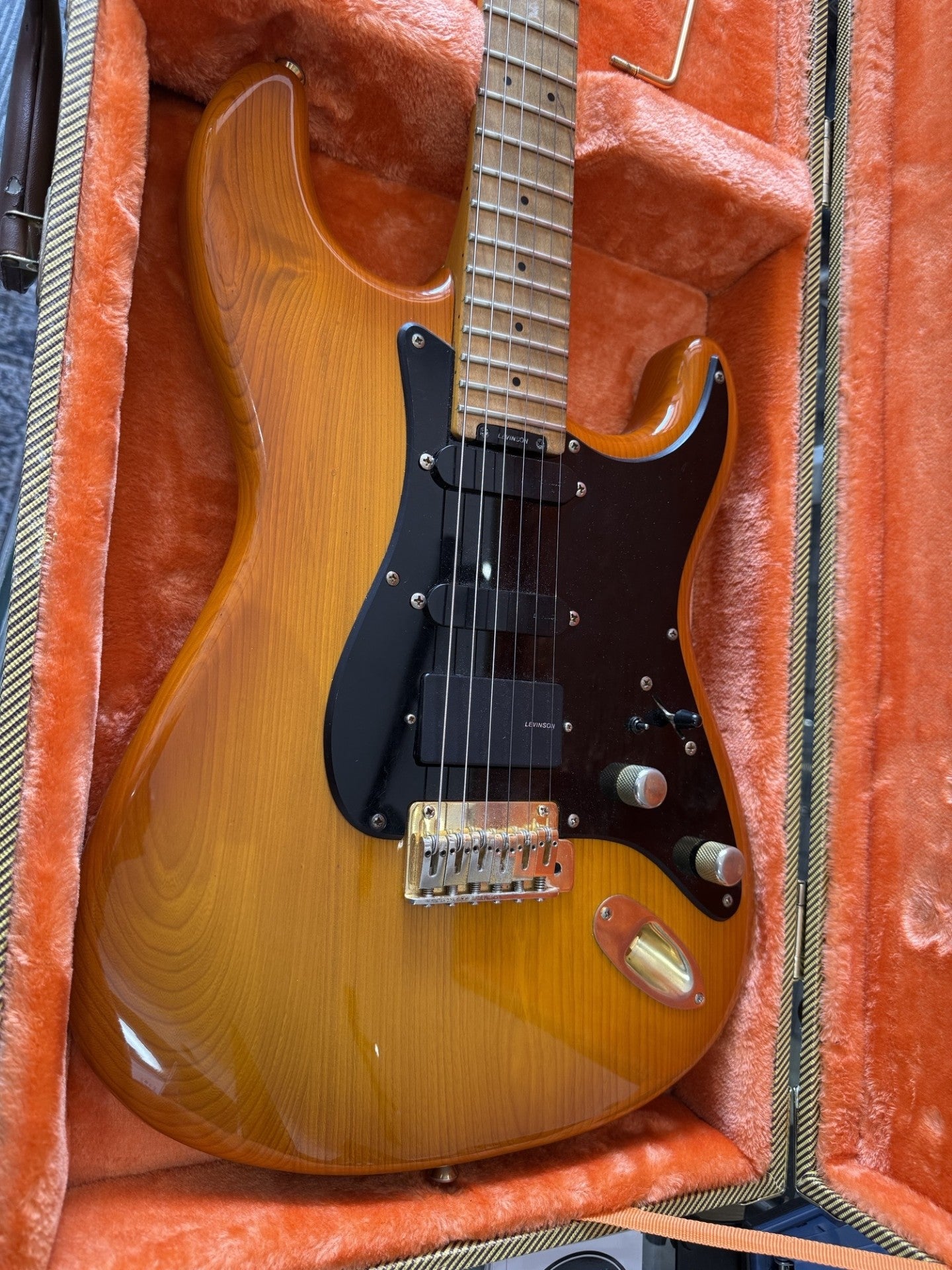 LEVINSON BLADE RH4 SEN ASH BODY MAPLE NECK W/TWEED CASE (Pre-Loved)