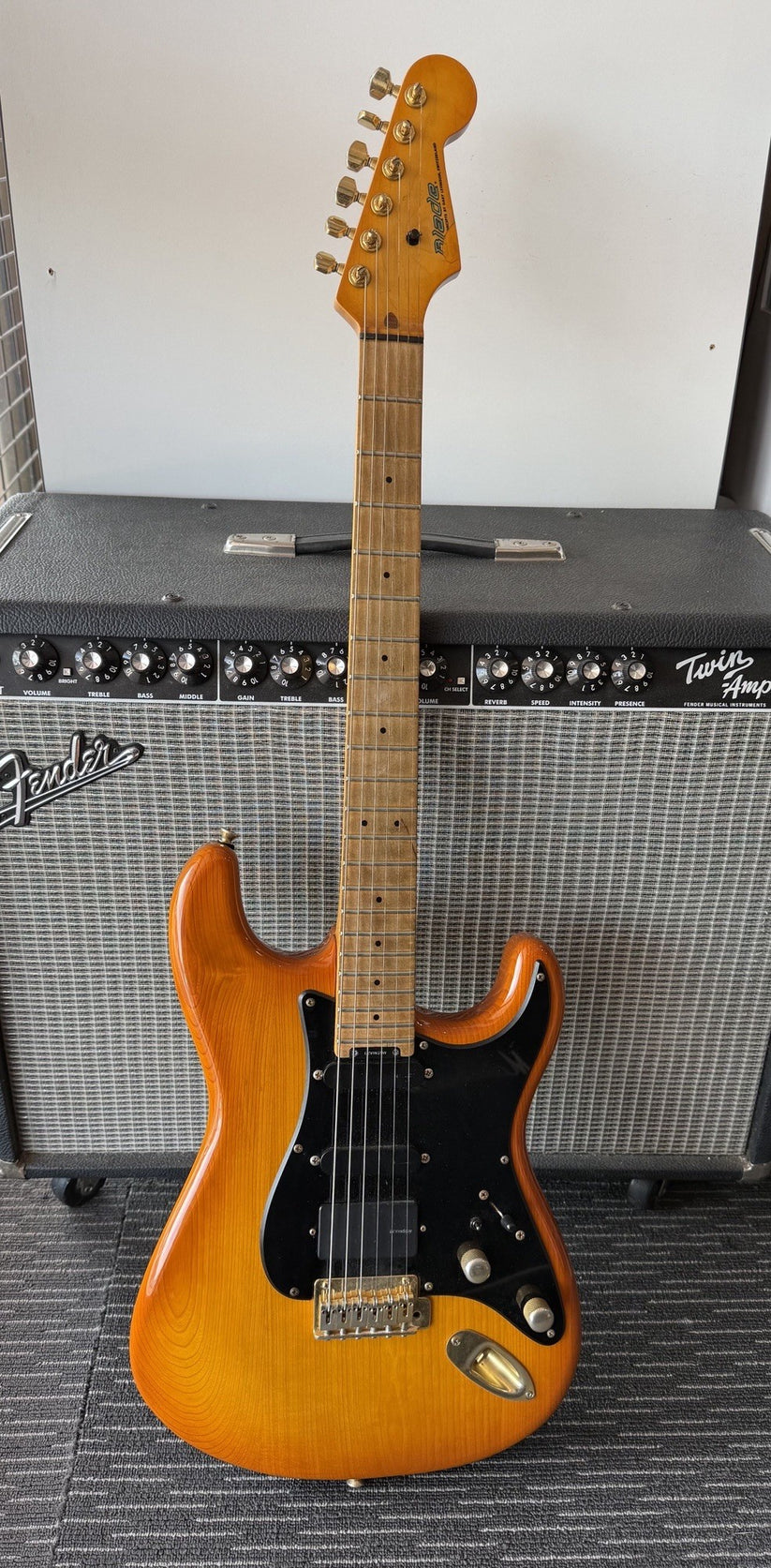 Rh4 LEVINSON BLADE RH4 SEN ASH BODY MAPLE NECK W/TWEED CASE (Pre-Loved ...