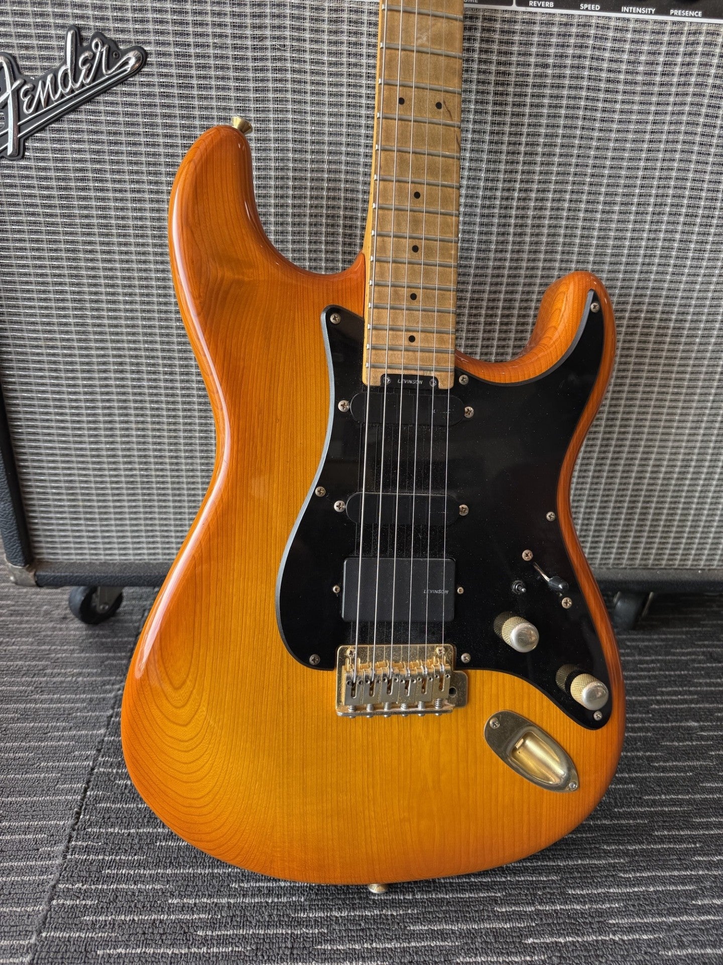 LEVINSON BLADE RH4 SEN ASH BODY MAPLE NECK W/TWEED CASE (Pre-Loved)