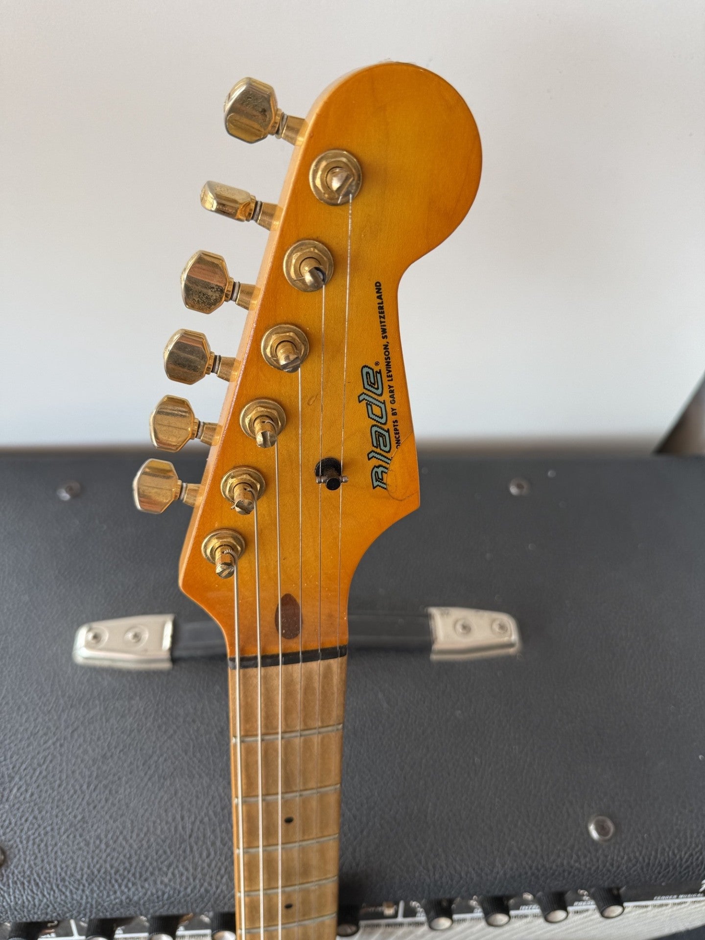 LEVINSON BLADE RH4 SEN ASH BODY MAPLE NECK W/TWEED CASE (Pre-Loved)