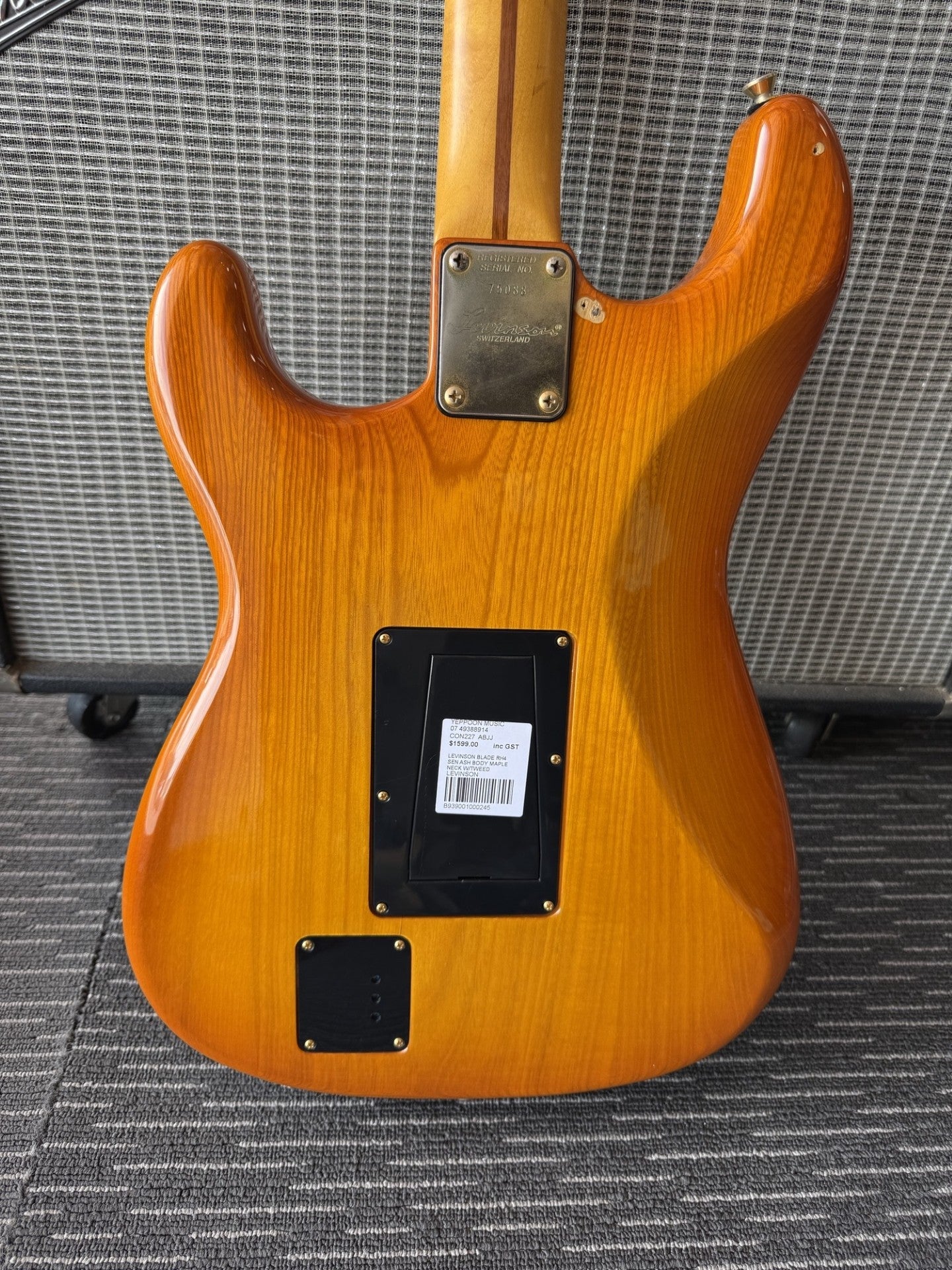 LEVINSON BLADE RH4 SEN ASH BODY MAPLE NECK W/TWEED CASE (Pre-Loved)