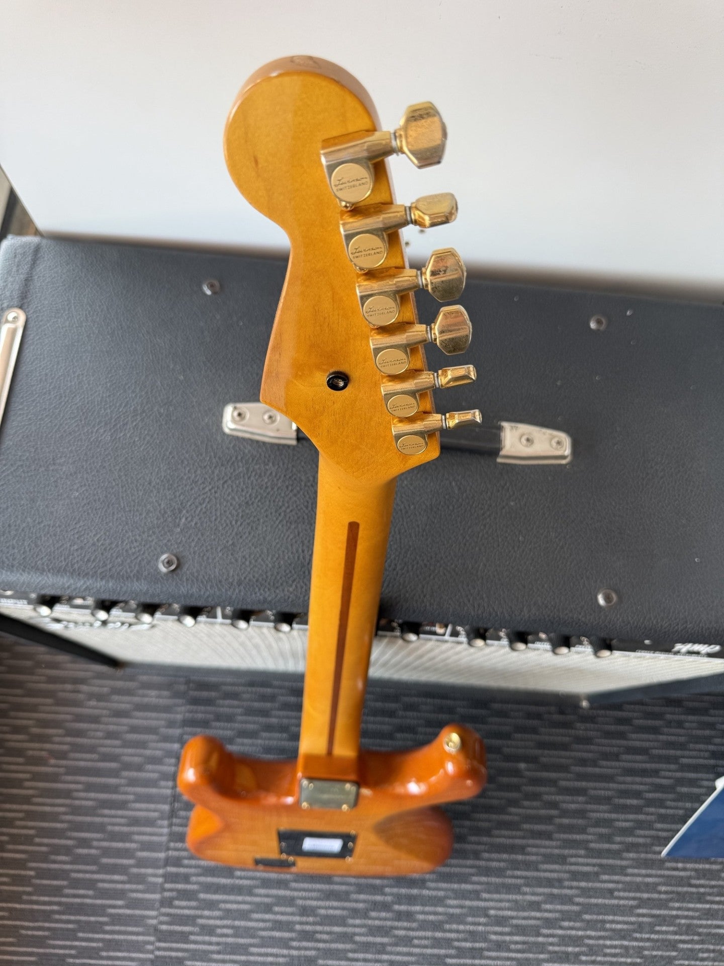 LEVINSON BLADE RH4 SEN ASH BODY MAPLE NECK W/TWEED CASE (Pre-Loved)