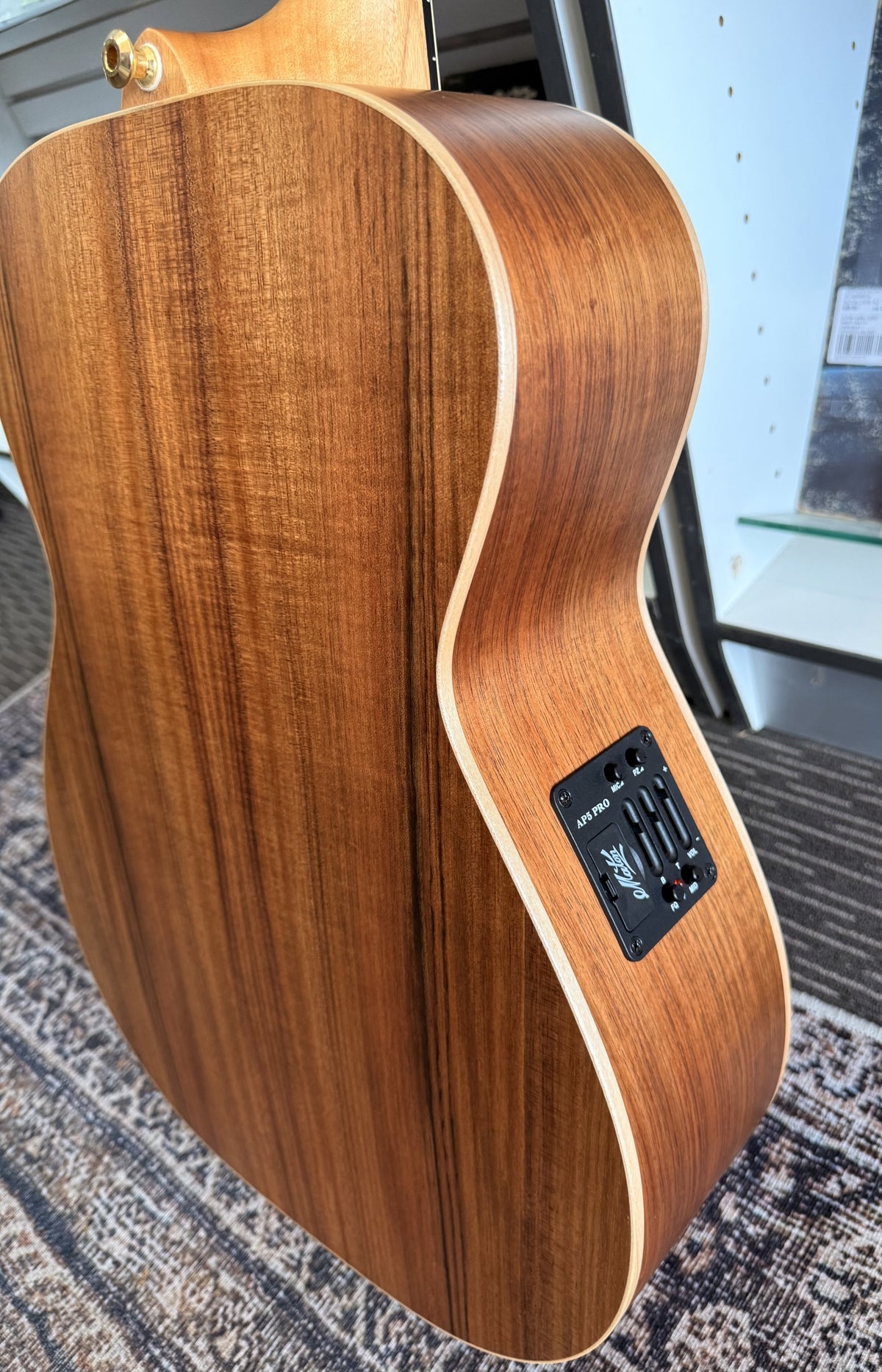 MATON EBG808 ARTIST ACOUSTIC/ELECTRIC WITH CASE SECONDHAND