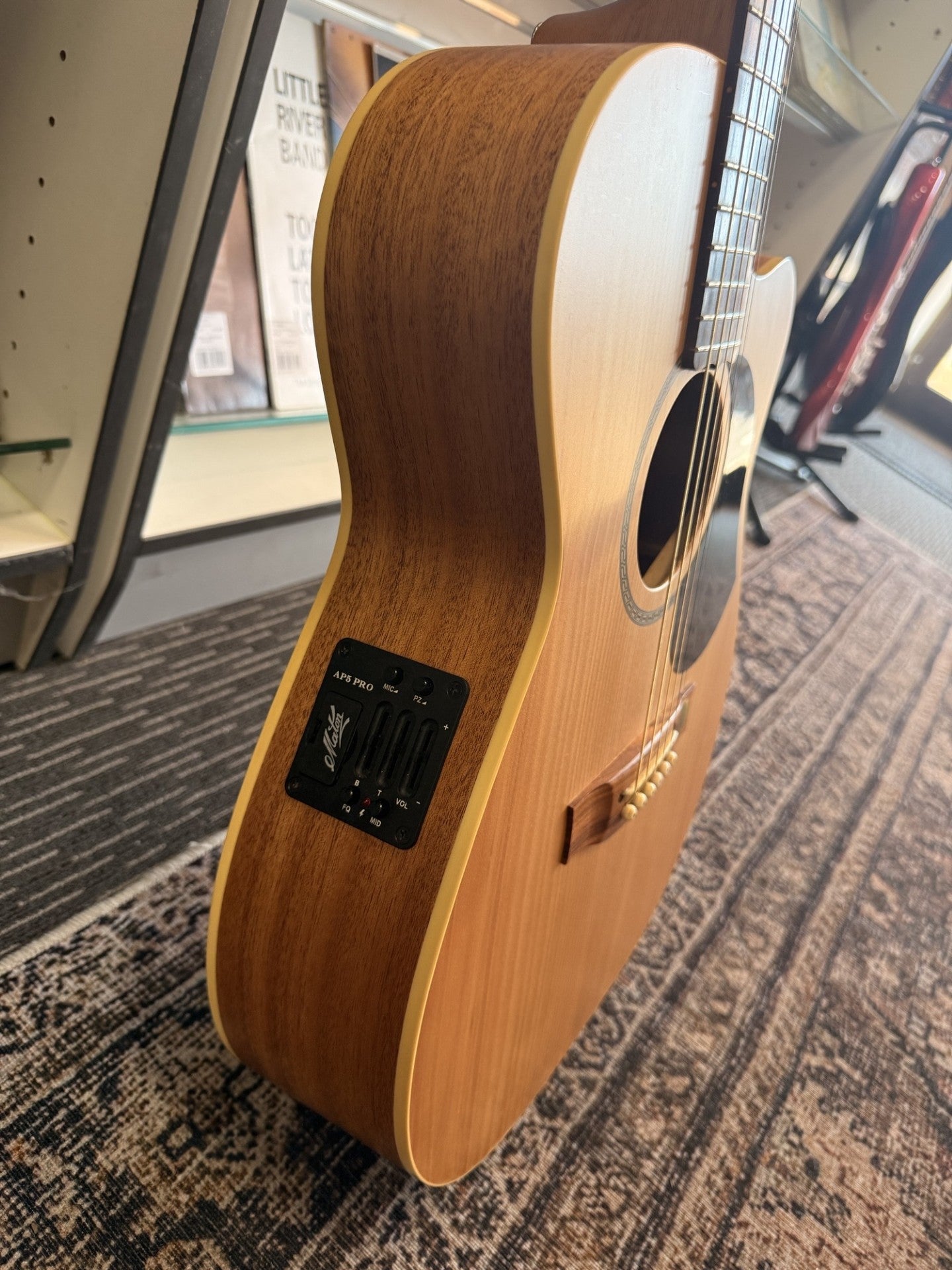 MATON PERFORMER ACOUSTIC/ELECTRIC W/CASE Made in 2017