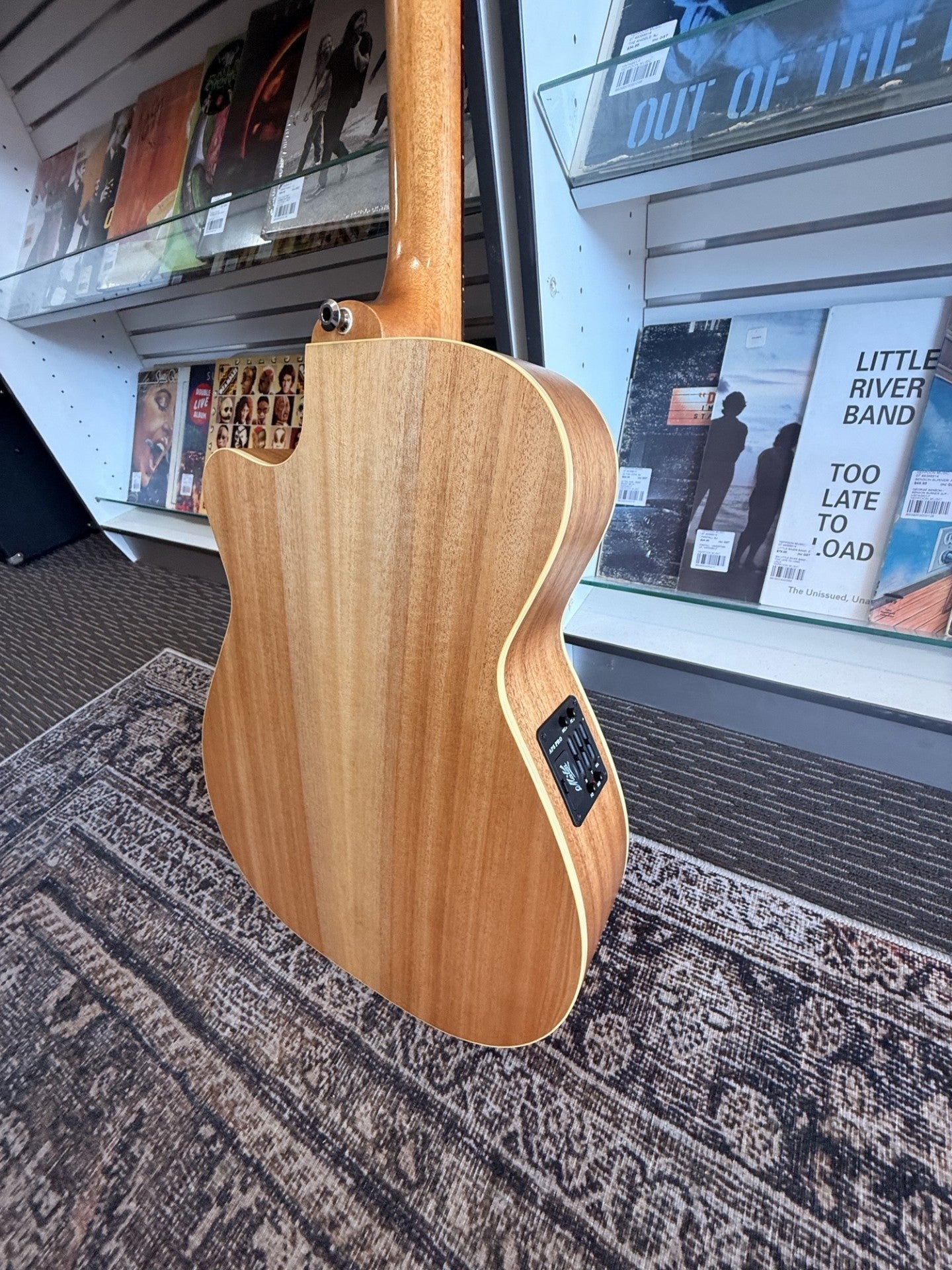 MATON PERFORMER ACOUSTIC/ELECTRIC W/CASE Made in 2017