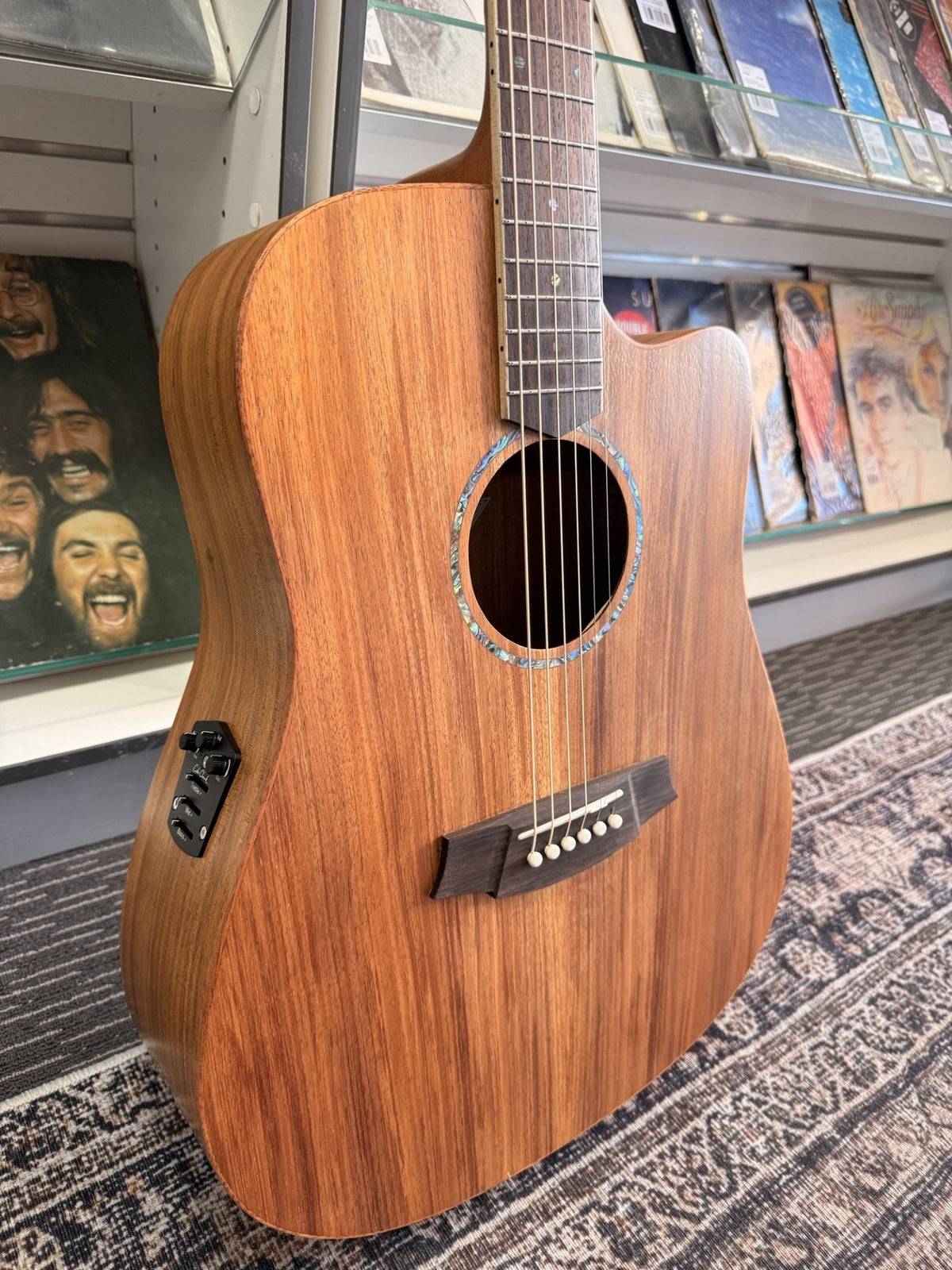 Cole Clark Studio series FL1EC - All solod Blackwood Acoustic/electric with Dlx Bag