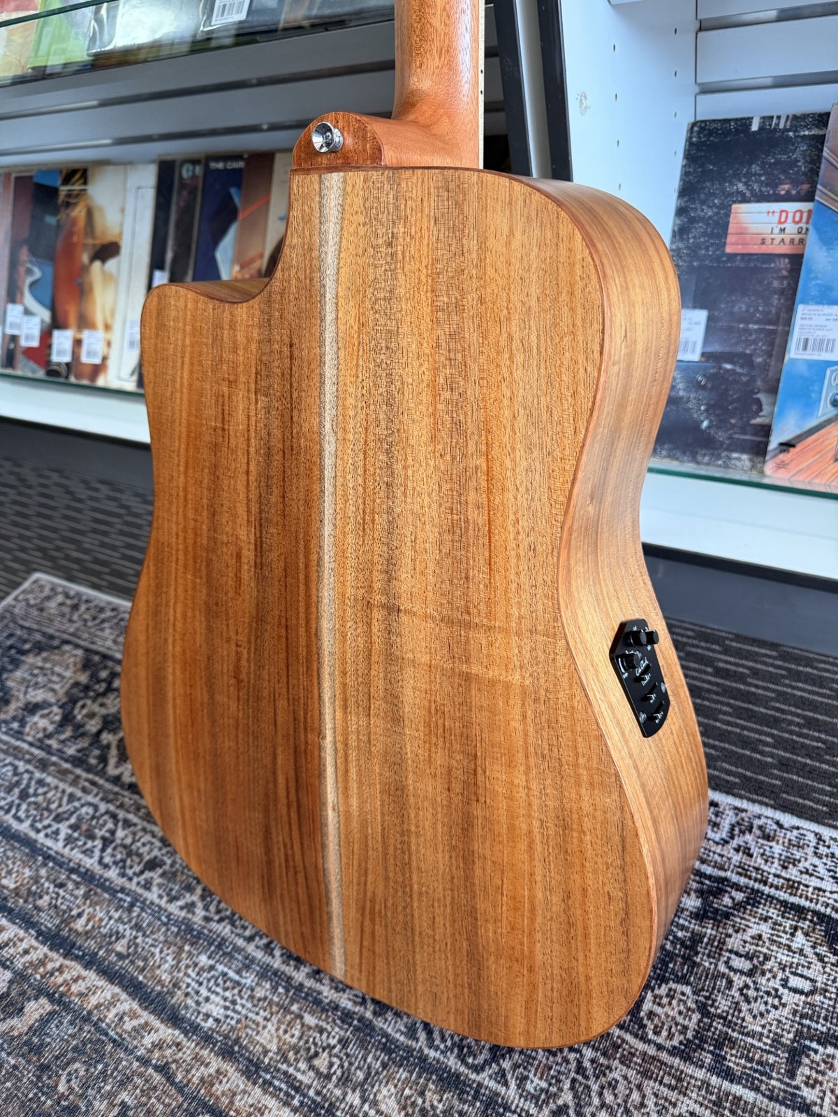 Cole Clark Studio series FL1EC - All solod Blackwood Acoustic/electric with Dlx Bag