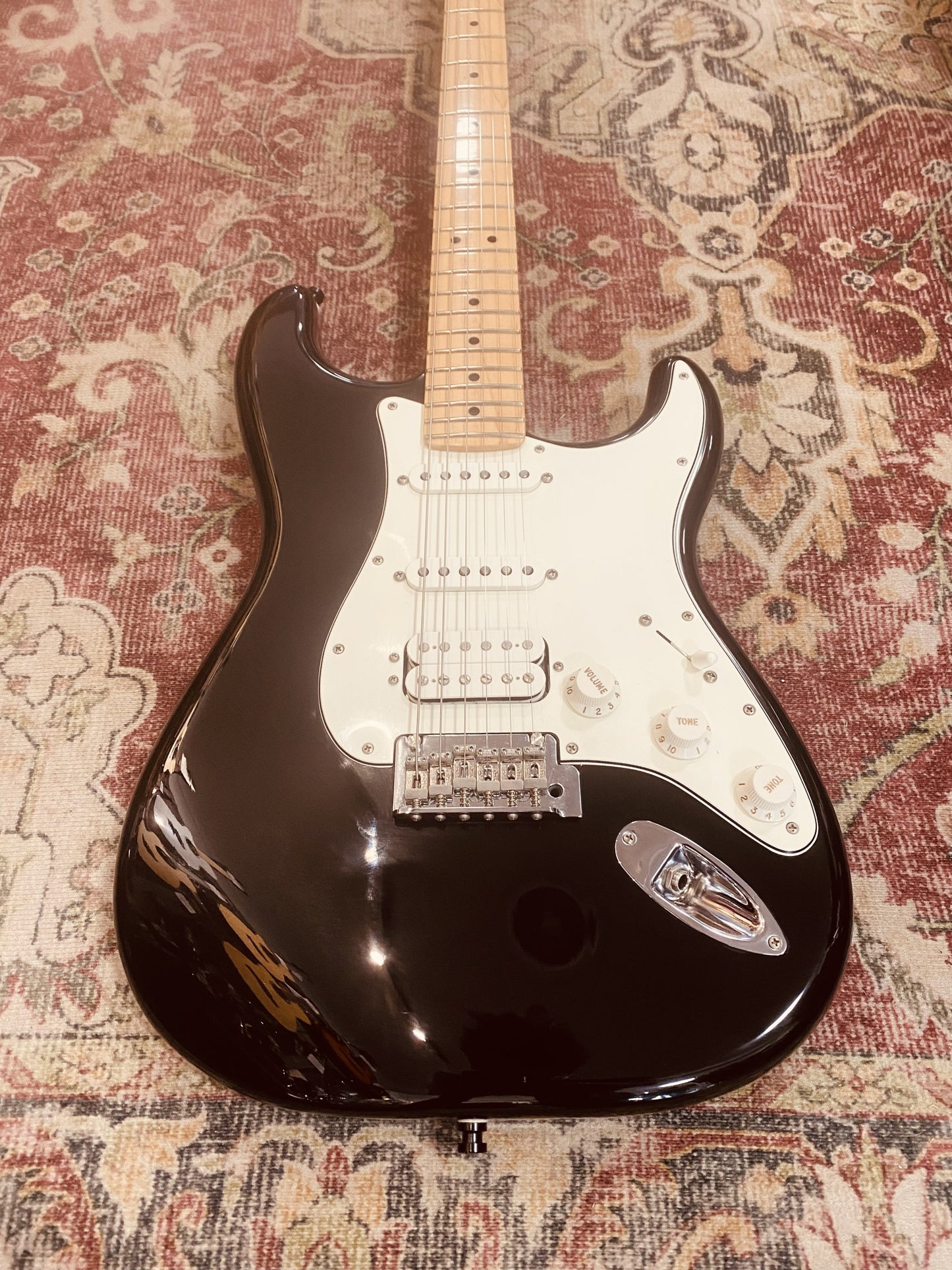 FENDER PLAYER SERIES BLACK STRAT HSS WITH CASE - PRELOVED