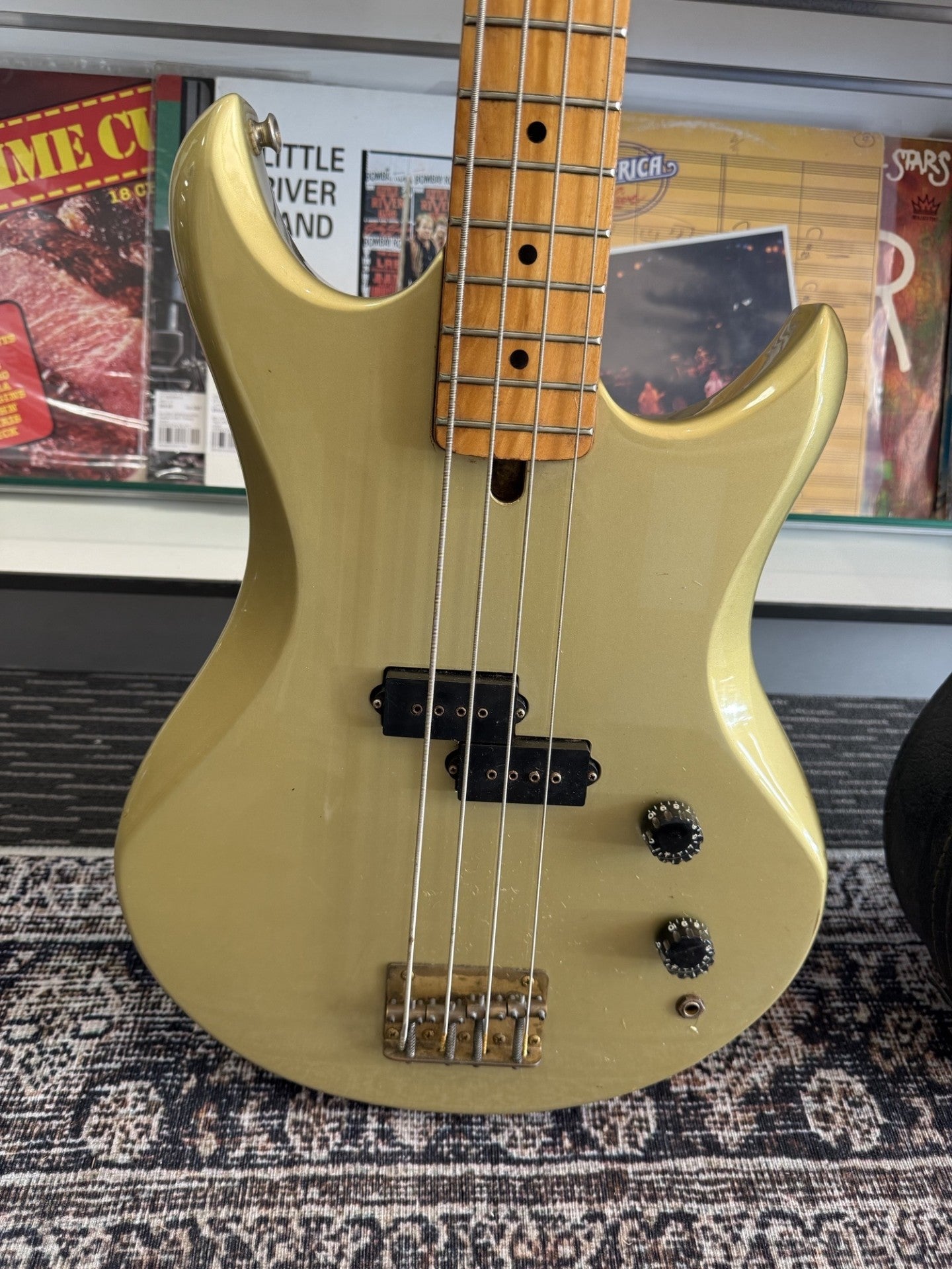 VANTAGE AVENGER BASS - Made in the 1980's JAPAN WITH HARDCASE
