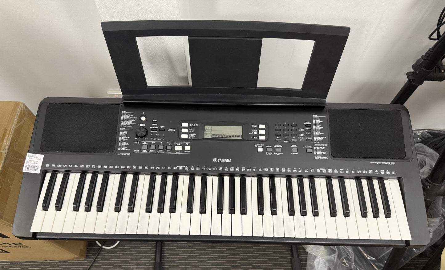 YAMAHA PSR-E363 KEYBOARD 61 NOTE WITH STAND - Secondhand