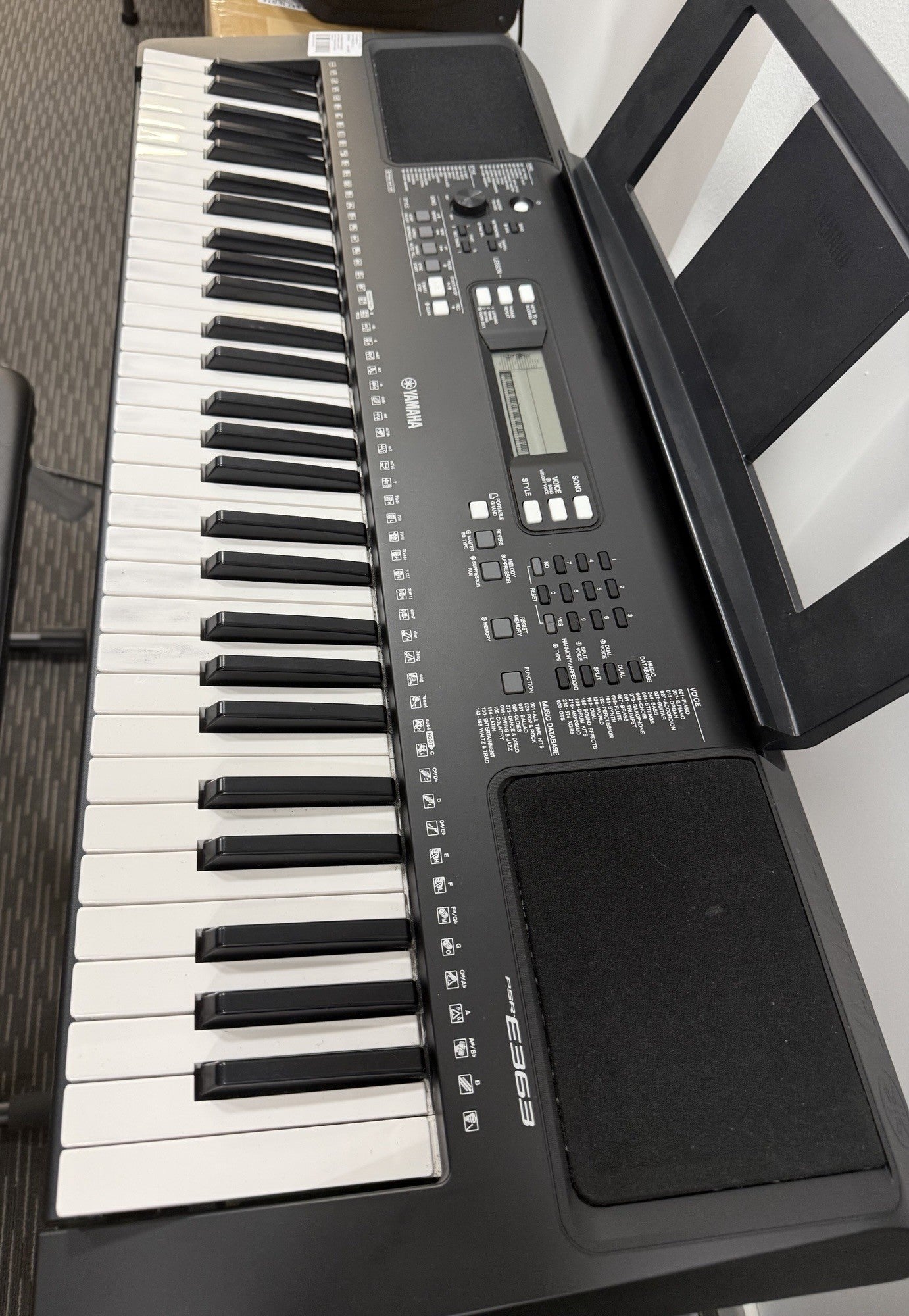 YAMAHA PSR-E363 KEYBOARD 61 NOTE WITH STAND - Secondhand